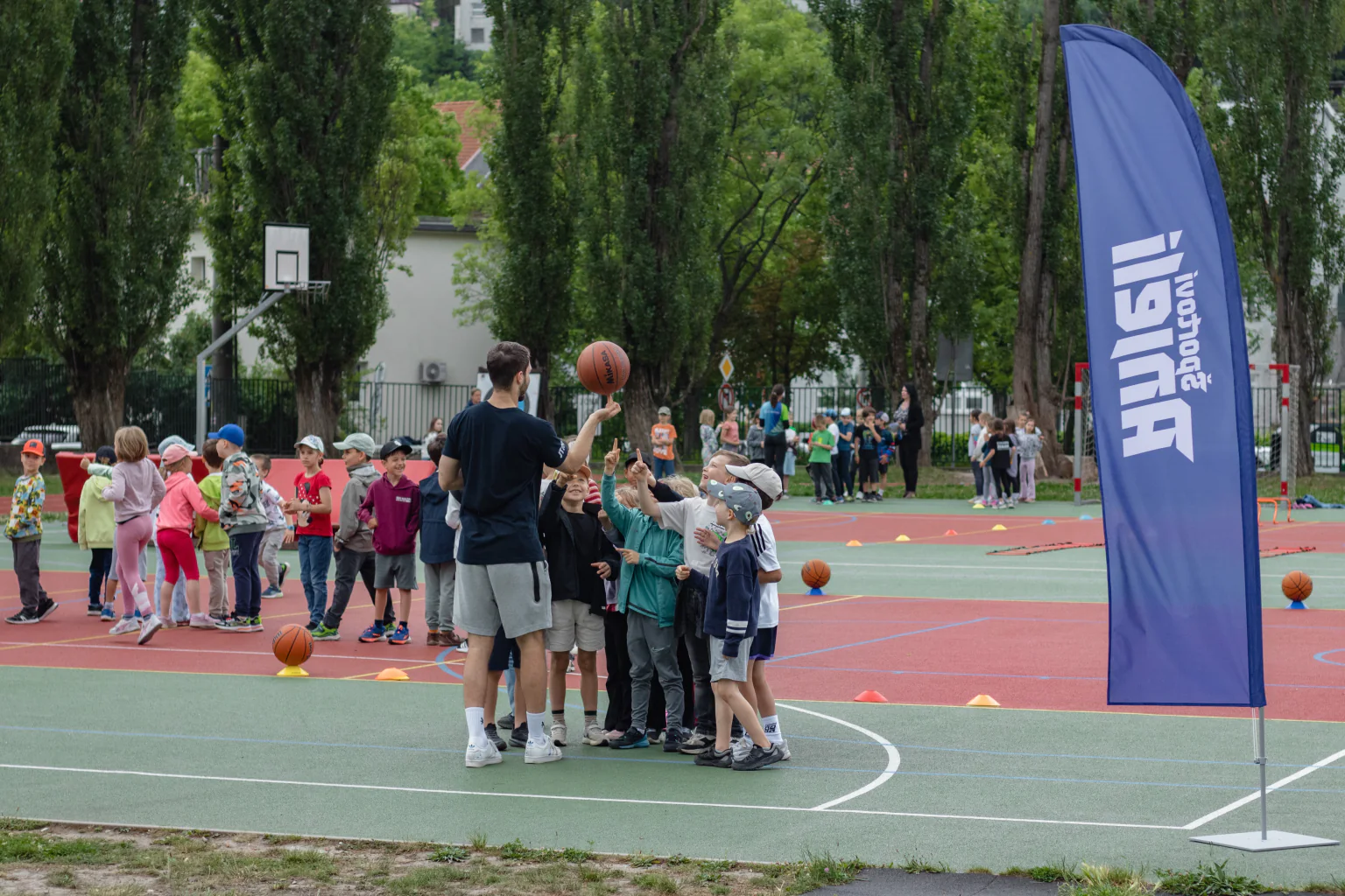 Deti hrajú basketbal na vonkajšom ihrisku